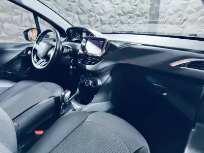 Peugeot 208 2017 - 8990 EUR, 100342 km - AUTO.MOTO.pt - 100342km - foto 19 de 33