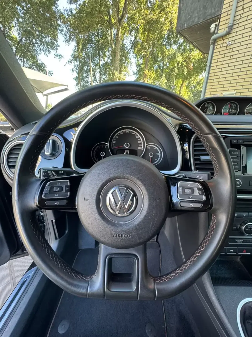 Volkswagen New Beetle Cabriolet 2014 - 27500 EUR, 99600 km - 99600km - foto 5 de 11