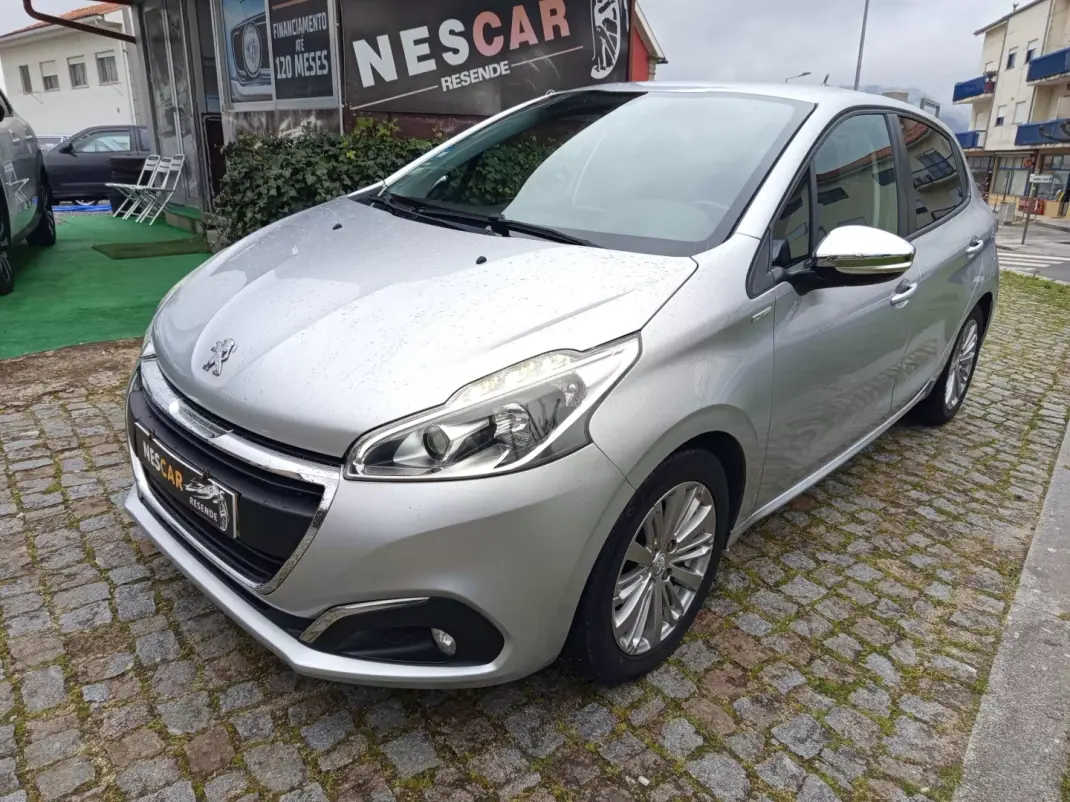 Peugeot 208 2017 - 10990 EUR, 163895 km - AUTO.MOTO.pt - 163895km - foto 2 de 11