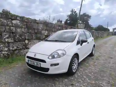 Fiat Grande Punto 2013 - 6000 EUR, 179000 km - AUTO.MOTO.pt - 179000km - foto 7 de 10