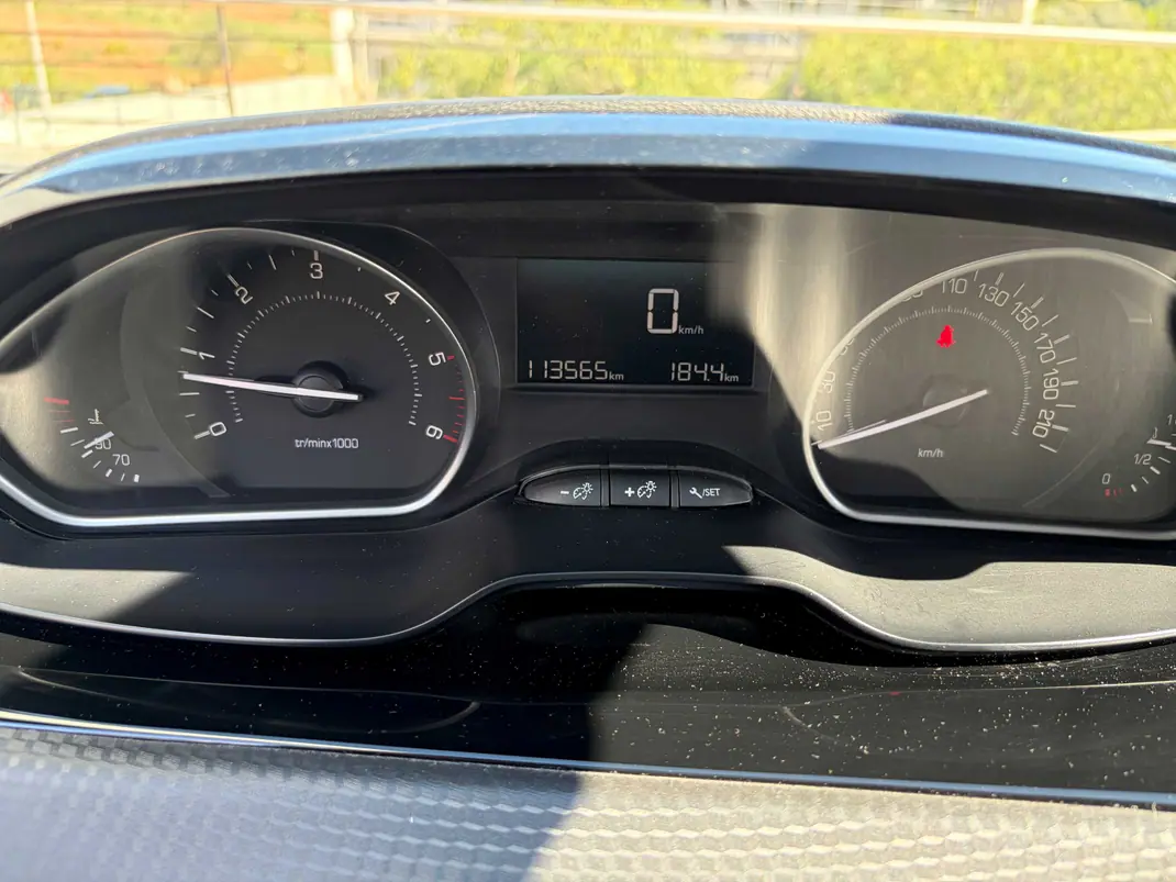 Peugeot 208 2018 - 10 EUR, 114000 km - 114000km - foto 14 de 15