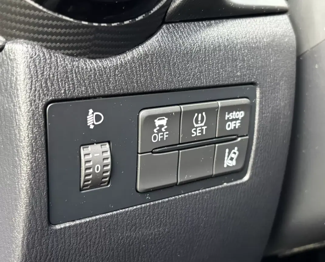 Mazda 2 2015 - 11500 EUR, 75000 km - AUTO.MOTO.pt - 75000km - foto 19 de 33