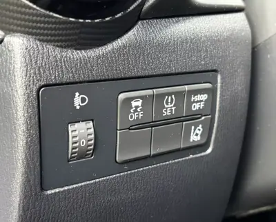 Mazda 2 2015 - 11500 EUR, 75000 km - AUTO.MOTO.pt - 75000km - foto 19 de 33