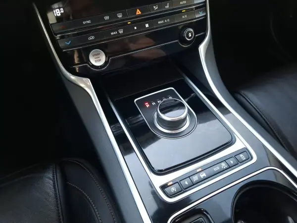 Jaguar XE 2016 - 16990 EUR, 159156 km - AUTO.MOTO.pt - 159156km - foto 14 de 16