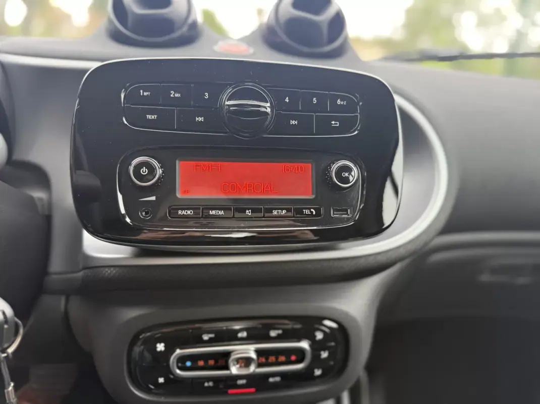 Smart Fortwo Cabrio 2018 - 11699 EUR, 80000 km - AUTO.MOTO.pt - 80000km - foto 13 de 15
