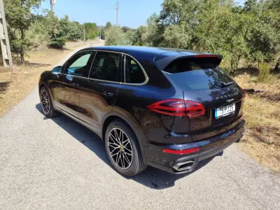 Porsche Cayenne 2015 - 35900 EUR, 206900 km - AUTO.MOTO.pt - 206900km - foto 10 de 27