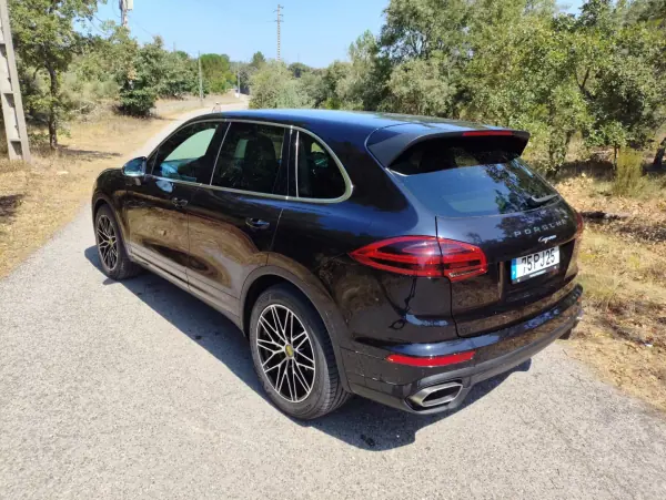 Porsche Cayenne 2015 - 35900 EUR, 206900 km - AUTO.MOTO.pt - 206900km - foto 10 de 27
