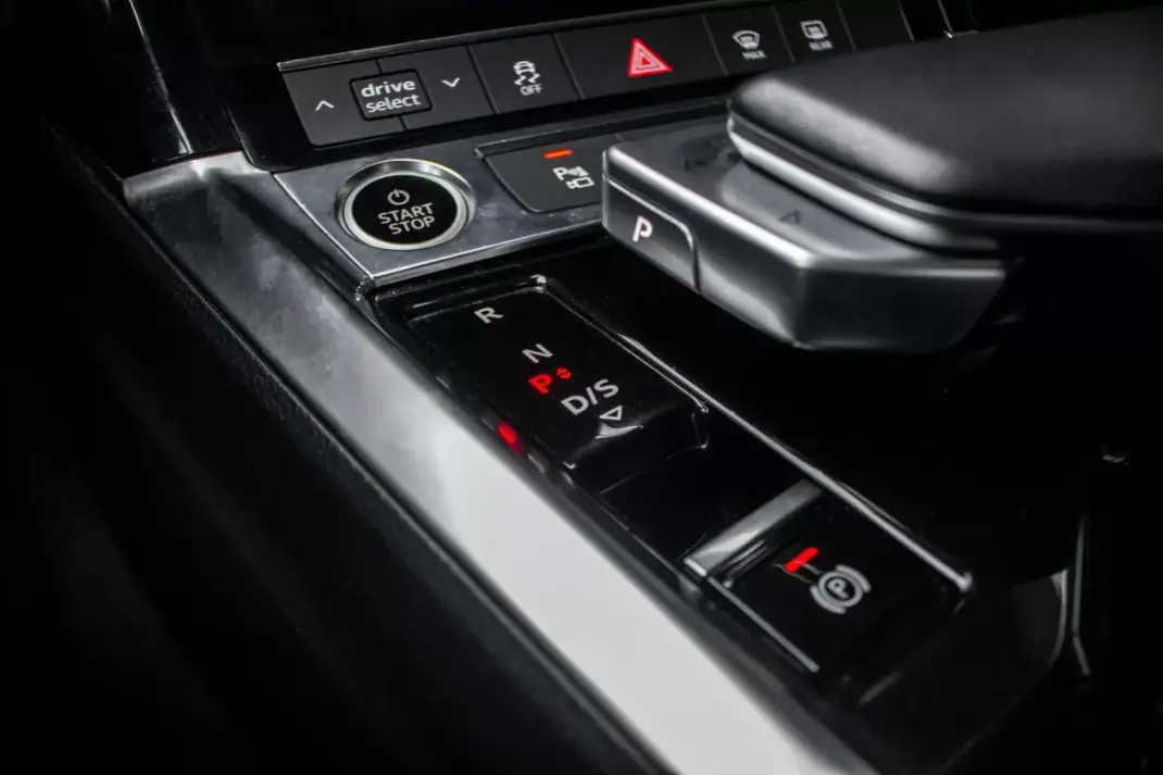 Audi Q8 e-Tron Sportback 2023 - 49900 EUR, 34353 km - AUTO.MOTO.pt - 34353km - foto 21 de 44