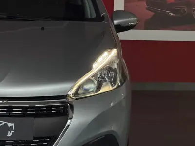 Peugeot 208 2018 - 13500 EUR, 100609 km - AUTO.MOTO.pt - 100609km - foto 5 de 21