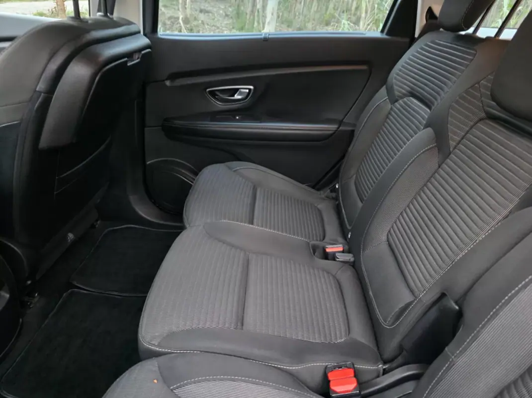 Renault Grand Scénic 2017 - 12750 EUR, 320000 km - AUTO.MOTO.pt - 320000km - foto 32 de 40