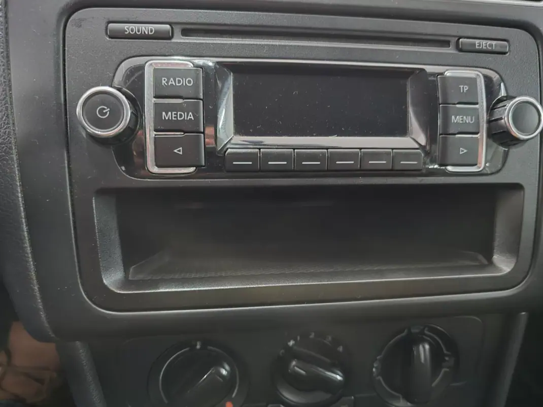 VW Polo 1.2 TDi Van 2013 - 5750 EUR, 269000 km - AUTO.MOTO.pt - 269000km - foto 13 de 17