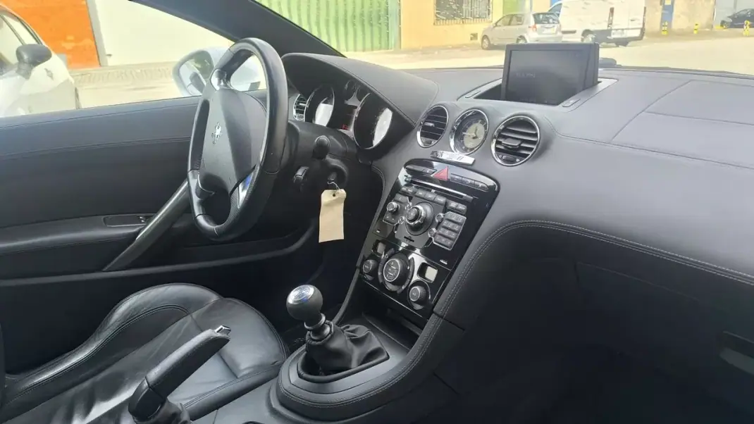 Peugeot RCZ 2011 - 10900 EUR, 158000 km - AUTO.MOTO.pt - 158000km - foto 9 de 19