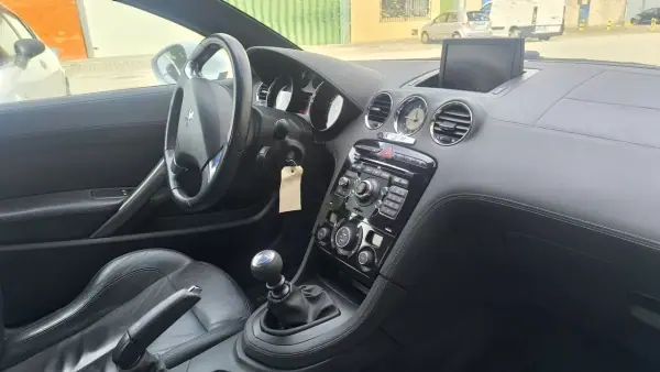 Peugeot RCZ 2011 - 10900 EUR, 158000 km - AUTO.MOTO.pt - 158000km - foto 9 de 19