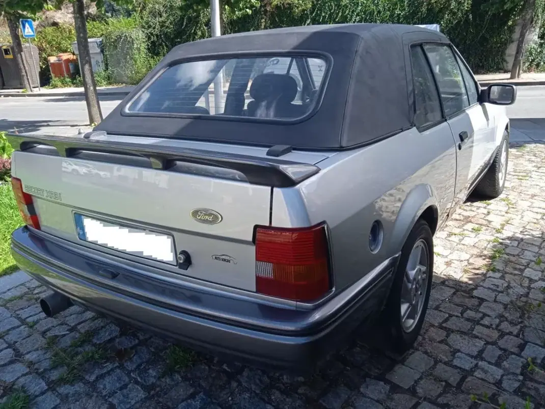 Ford Escort Cabrio 1988 - 7500 EUR, 91460 km - AUTO.MOTO.pt - 91460km - foto 5 de 12