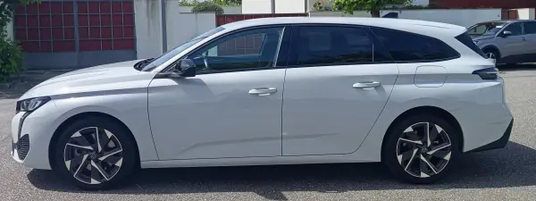 Peugeot 308 SW 2025 - 24990 EUR, 53970 km - AUTO.MOTO.pt - 53970km - foto 6 de 18