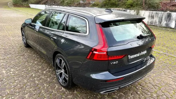 Volvo V60 2020 - 26500 EUR, 129000 km - AUTO.MOTO.pt - 129000km - foto 17 de 25