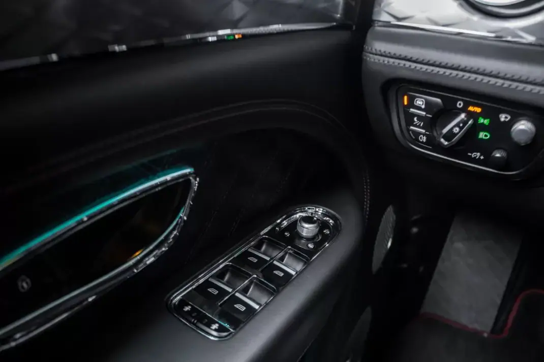 Bentley Bentayga 2022 - 230000 EUR, 70942 km - AUTO.MOTO.pt - 70942km - foto 21 de 57