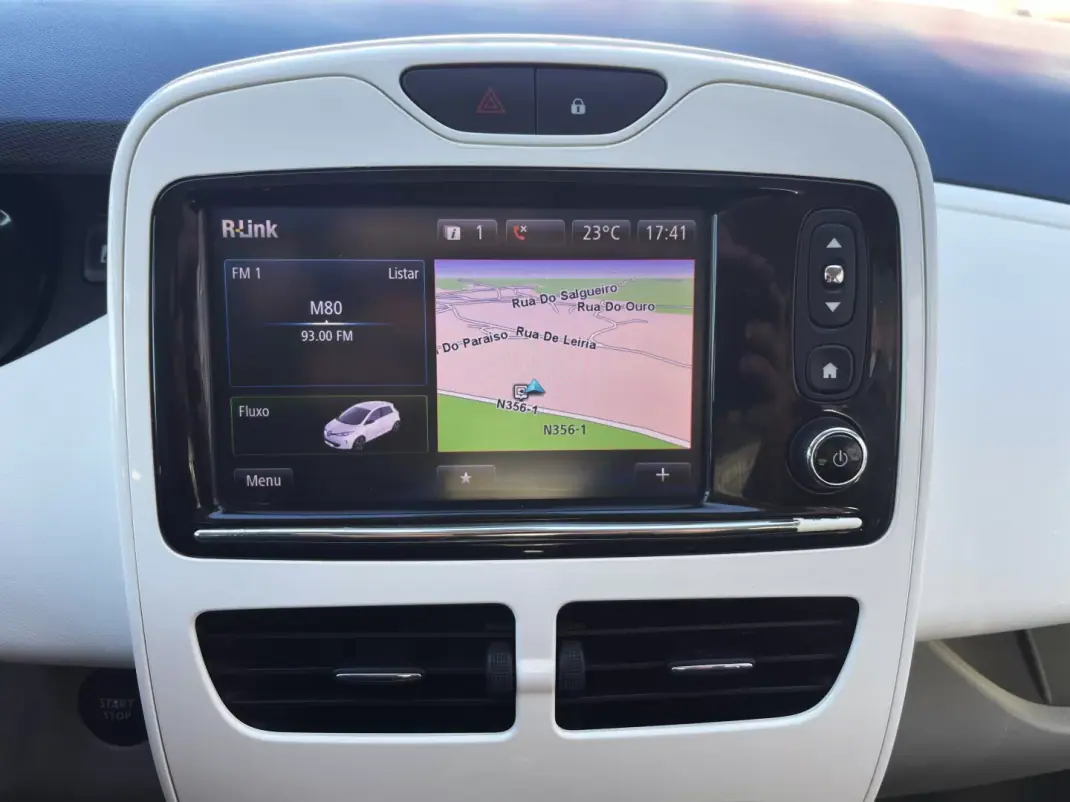 Renault Zoe 2018 - 11490 EUR, 75380 km - AUTO.MOTO.pt - 75380km - foto 12 de 19