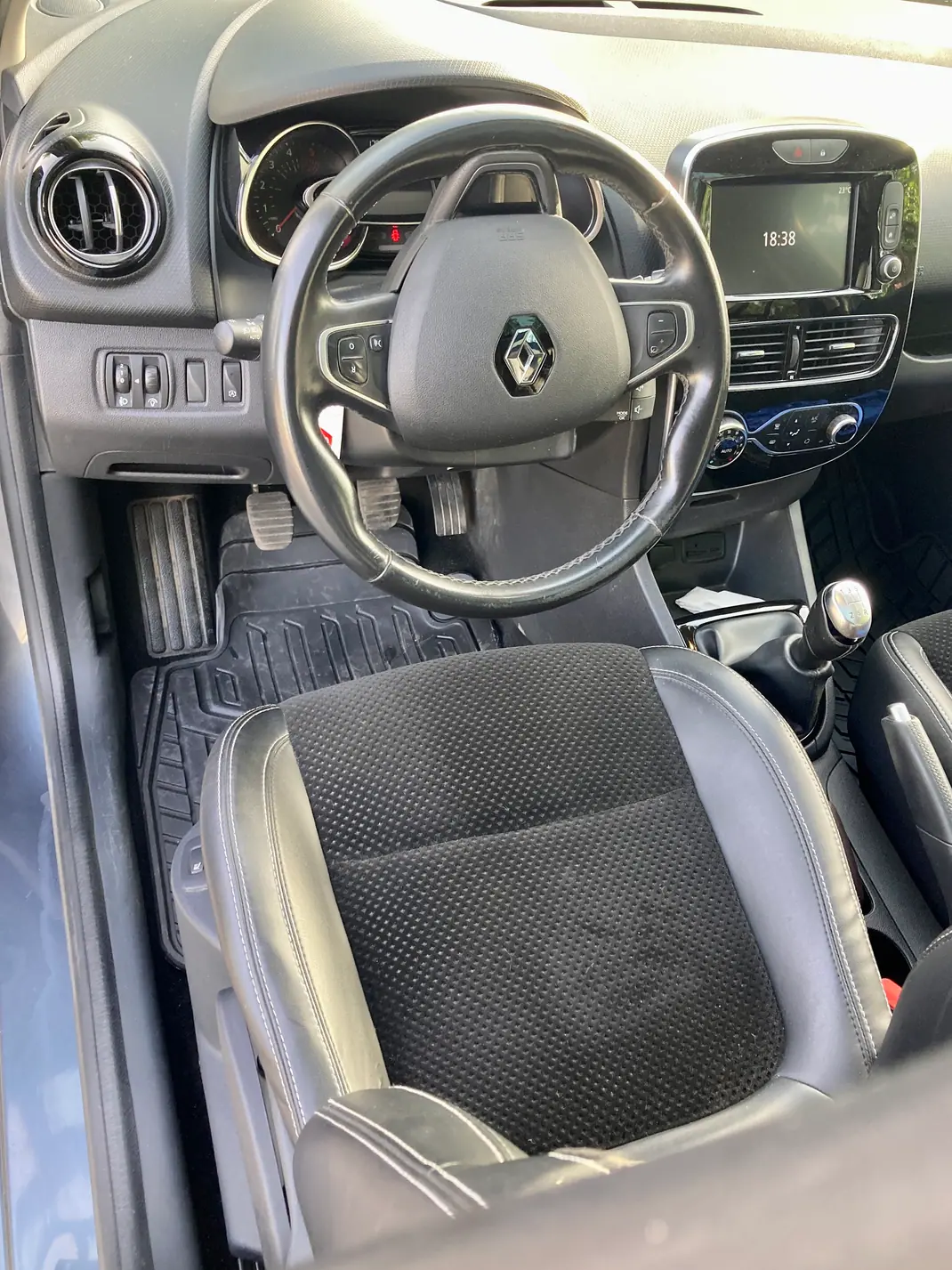 Renault Clio Sport Tourer 2019 - 9100 EUR, 178600 km - AUTO.MOTO.pt - 178600km - foto 7 de 16