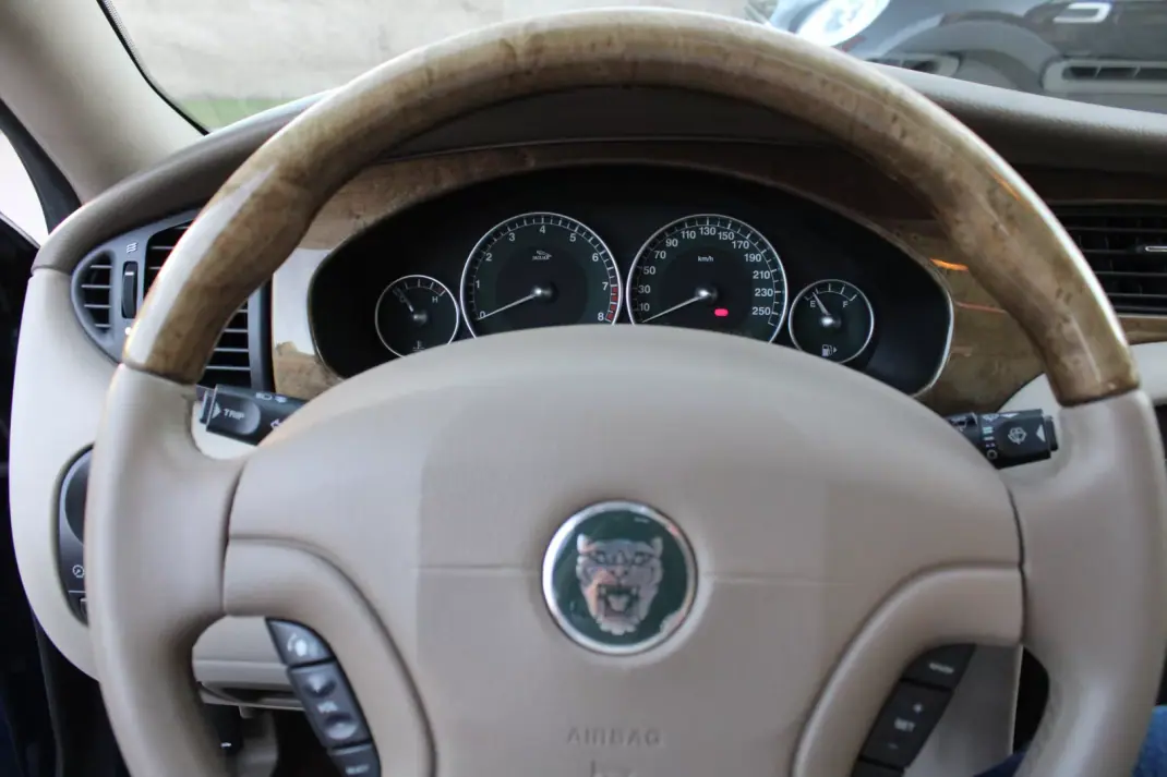 Jaguar X-Type 2003 - 9990 EUR, 128000 km - AUTO.MOTO.pt - 128000km - foto 14 de 31