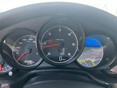 Porsche Panamera 2014 - 46000 EUR, 136900 km - AUTO.MOTO.pt - 136900km - foto 16 de 19