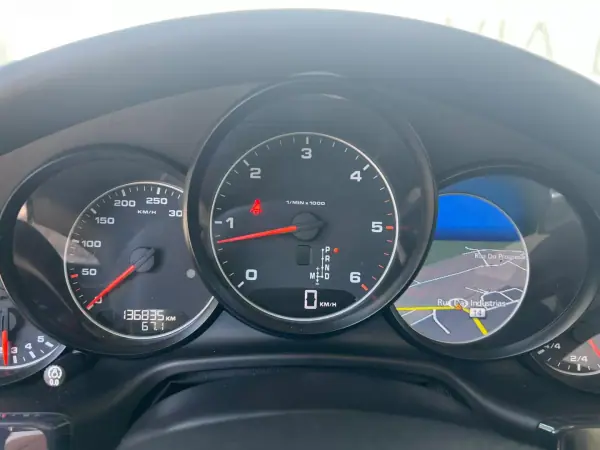 Porsche Panamera 2014 - 46000 EUR, 136900 km - AUTO.MOTO.pt - 136900km - foto 16 de 19