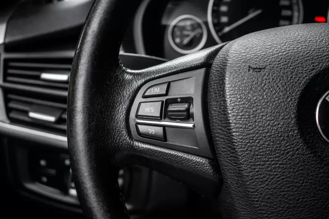 BMW X5 2015 - 27900 EUR, 170106 km - AUTO.MOTO.pt - 170106km - foto 14 de 44