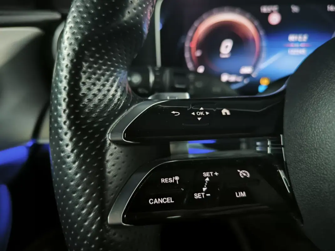 Mercedes-Benz E 300 2022 - 35950 EUR, 122245 km - AUTO.MOTO.pt - 122245km - foto 38 de 43