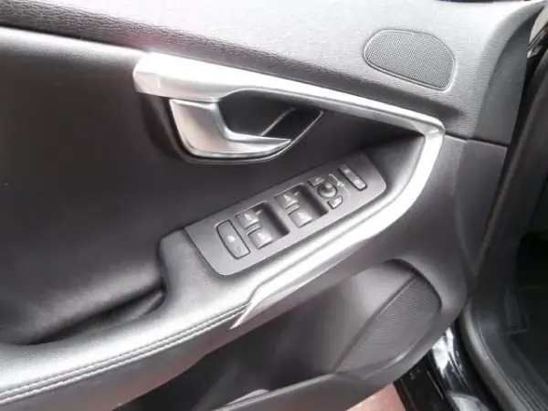 Volvo V40 2017 - 16800 EUR, 170641 km - AUTO.MOTO.pt - 170641km - foto 14 de 41