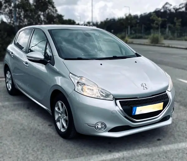 Peugeot 208 2015 - 8500 EUR, 104000 km - AUTO.MOTO.pt - 104000km - foto 3 de 15