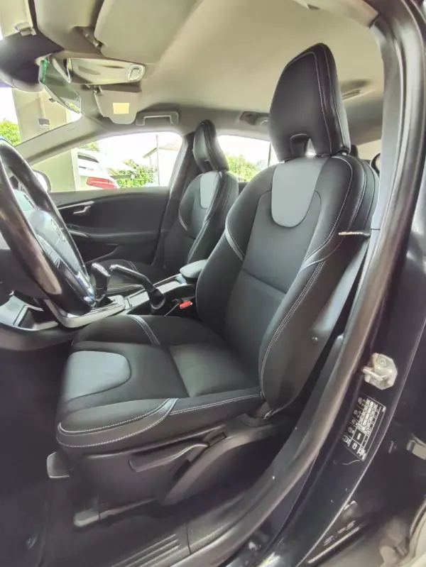 Volvo V40 Cross Country 2014 - 8150 EUR, 211000 km - AUTO.MOTO.pt - 211000km - foto 24 de 35