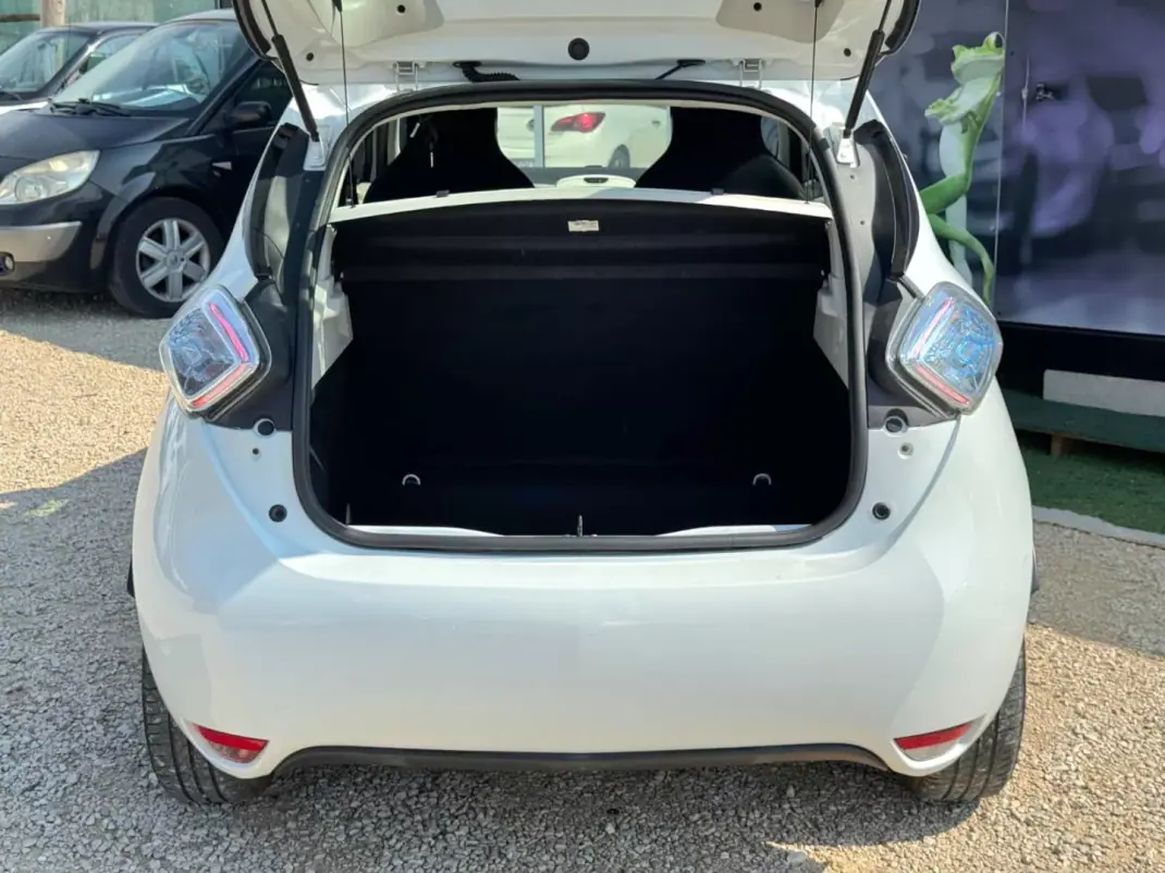 Renault Zoe 2017 - 10550 EUR, 98529 km - AUTO.MOTO.pt - 98529km - foto 16 de 18