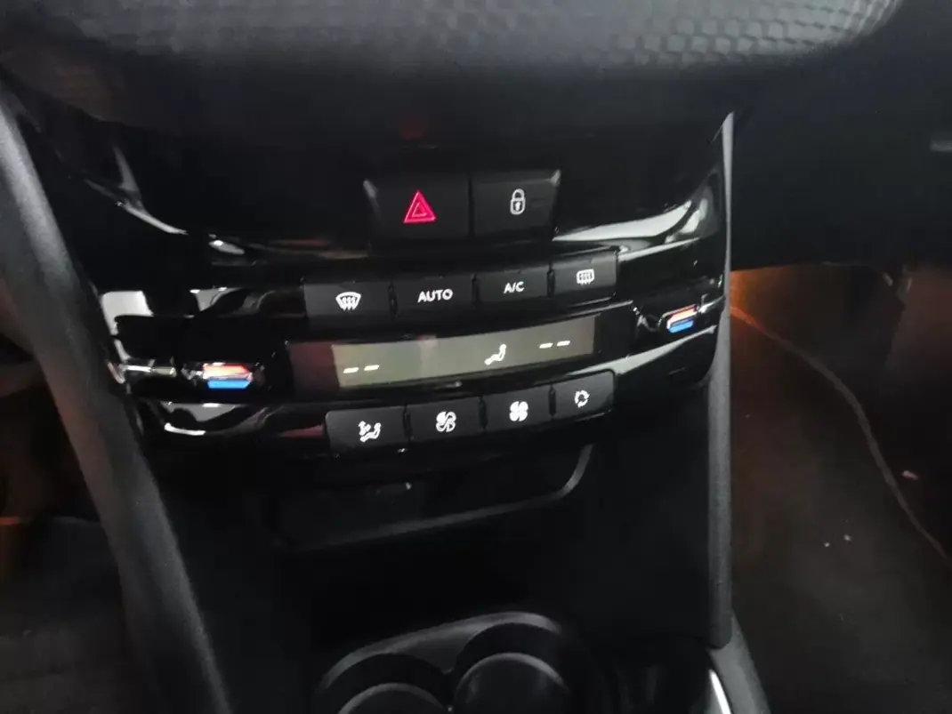 Peugeot 208 2018 - 8900 EUR, 82000 km - AUTO.MOTO.pt - 82000km - foto 18 de 23