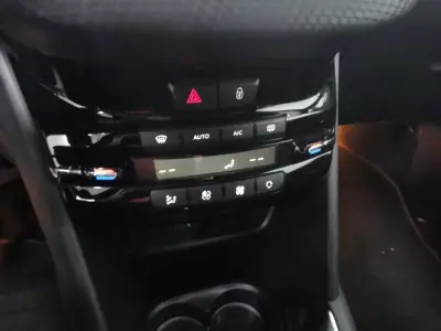 Peugeot 208 2018 - 8900 EUR, 82000 km - AUTO.MOTO.pt - 82000km - foto 18 de 23