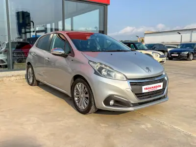 Peugeot 208 2016 - 8900 EUR, 65803 km - AUTO.MOTO.pt - 65803km - foto 3 de 12