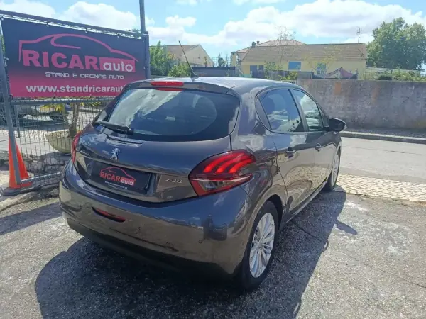 Peugeot 208 2019 - 11900 EUR, 104199 km - AUTO.MOTO.pt - 104199km - foto 4 de 26