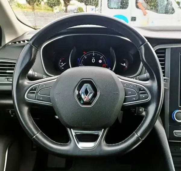 Renault Mégane 2020 - 18990 EUR, 82646 km - AUTO.MOTO.pt - 82646km - foto 18 de 23