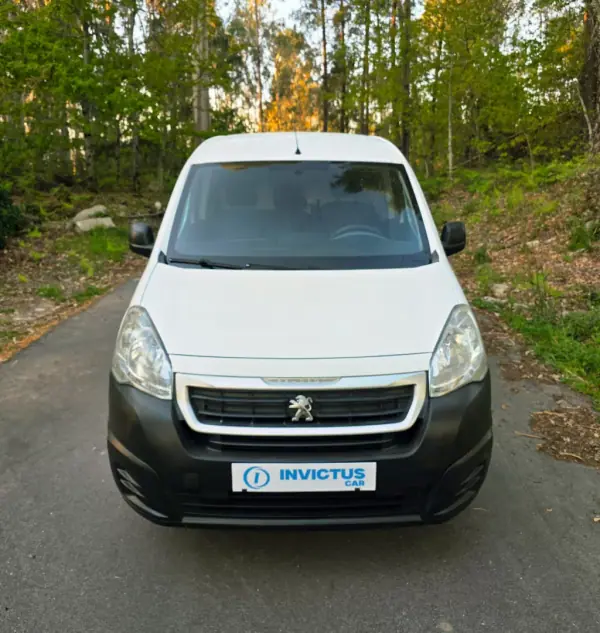 Peugeot Partner 2016 - 9990 EUR, 176000 km - AUTO.MOTO.pt - 176000km - foto 6 de 24