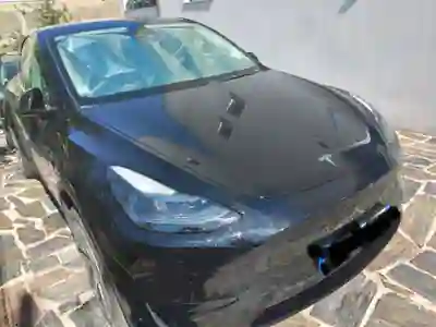 Tesla Model Y 2023 - 28500 EUR, 158000 km - AUTO.MOTO.pt - 158000km - foto 3 de 9