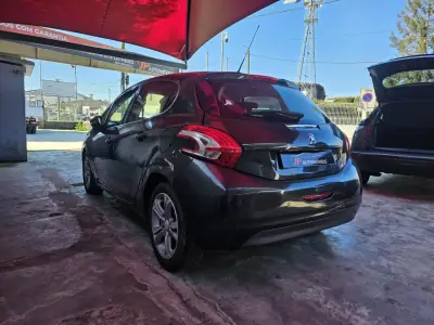 Peugeot 208 2012 - 6250 EUR, 158000 km - AUTO.MOTO.pt - 158000km - foto 10 de 12