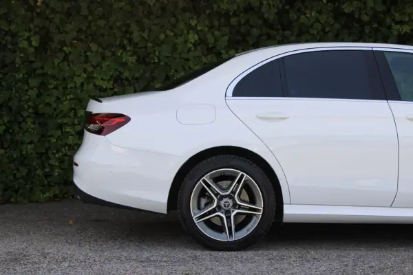 Mercedes-Benz E 300 2020 - 35900 EUR, 135000 km - AUTO.MOTO.pt - 135000km - foto 4 de 17