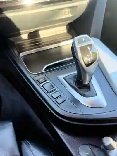 BMW 320 2019 - 24000 EUR, 125000 km - AUTO.MOTO.pt - 125000km - foto 12 de 14