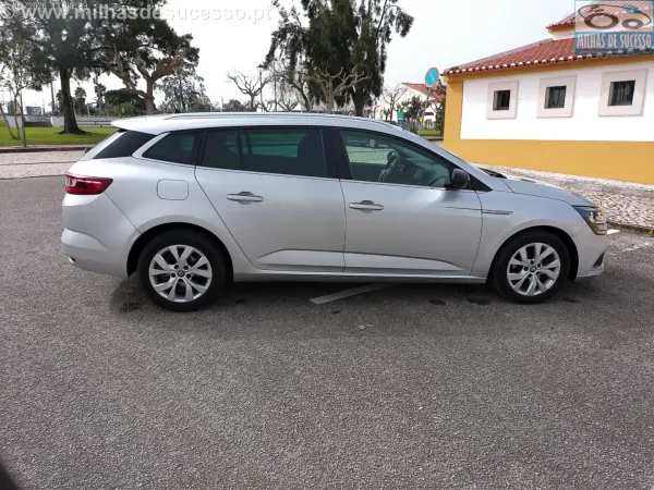 Renault Mégane Sport Tourer 2020 - 14250 EUR, 178000 km - AUTO.MOTO.pt - 178000km - foto 15 de 26
