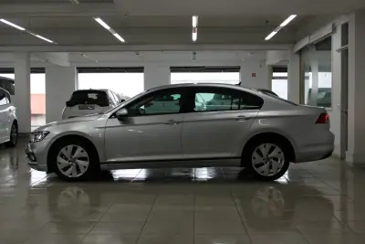 Volkswagen Passat 2021 - 21900 EUR, 22076 km - AUTO.MOTO.pt - 22076km - foto 5 de 44