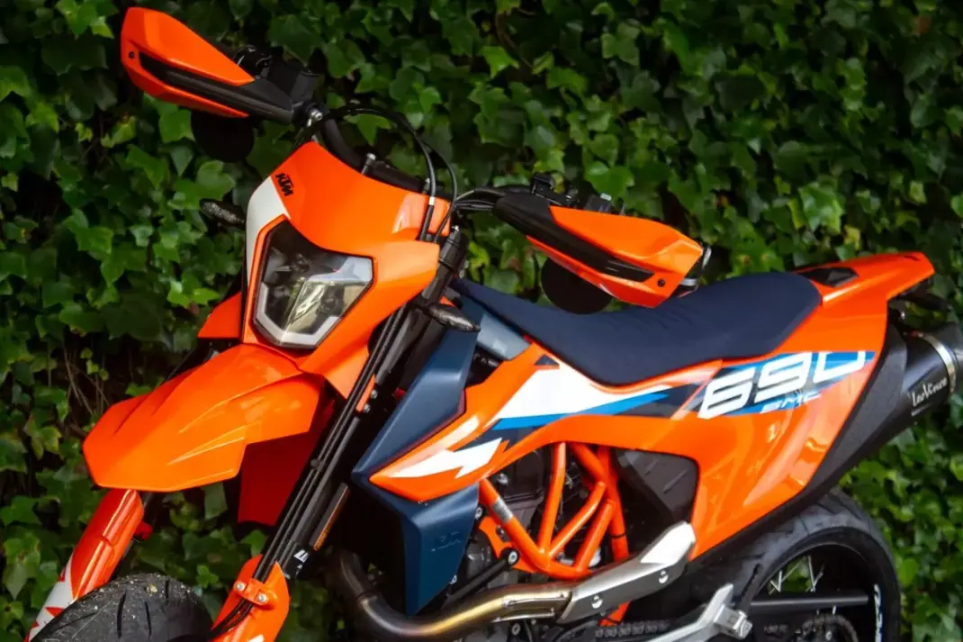 KTM 690 Enduro R 2023 - 10500 EUR, 7700 km - AUTO.MOTO.pt - 7700km - foto 4 de 11