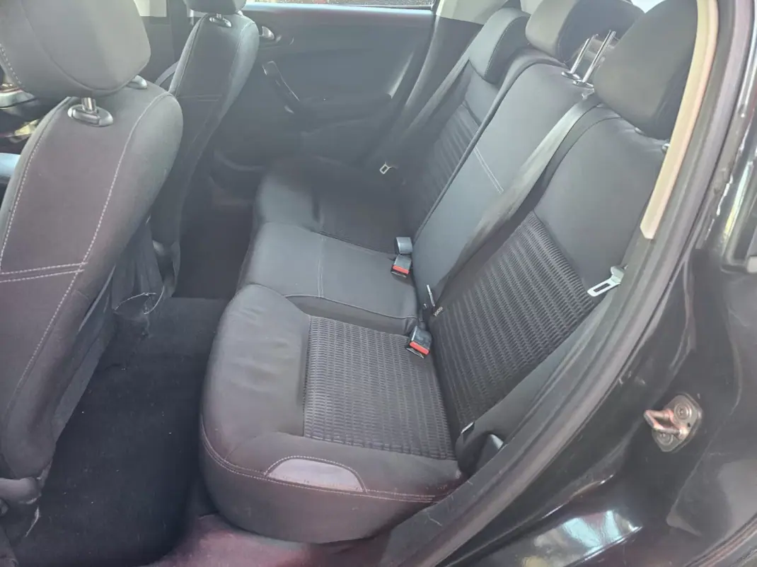 Peugeot 208 2012 - 6250 EUR, 158000 km - AUTO.MOTO.pt - 158000km - foto 7 de 12