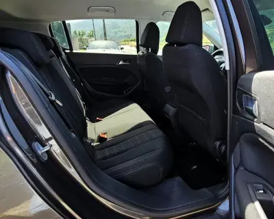 Peugeot 308 2015 - 9500 EUR, 180000 km - AUTO.MOTO.pt - 180000km - foto 8 de 20
