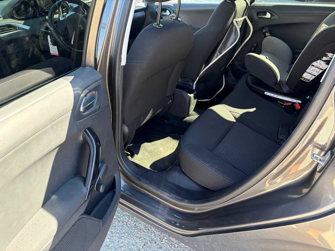 Peugeot 208 2018 - 10 EUR, 114000 km - 114000km - foto 13 de 15