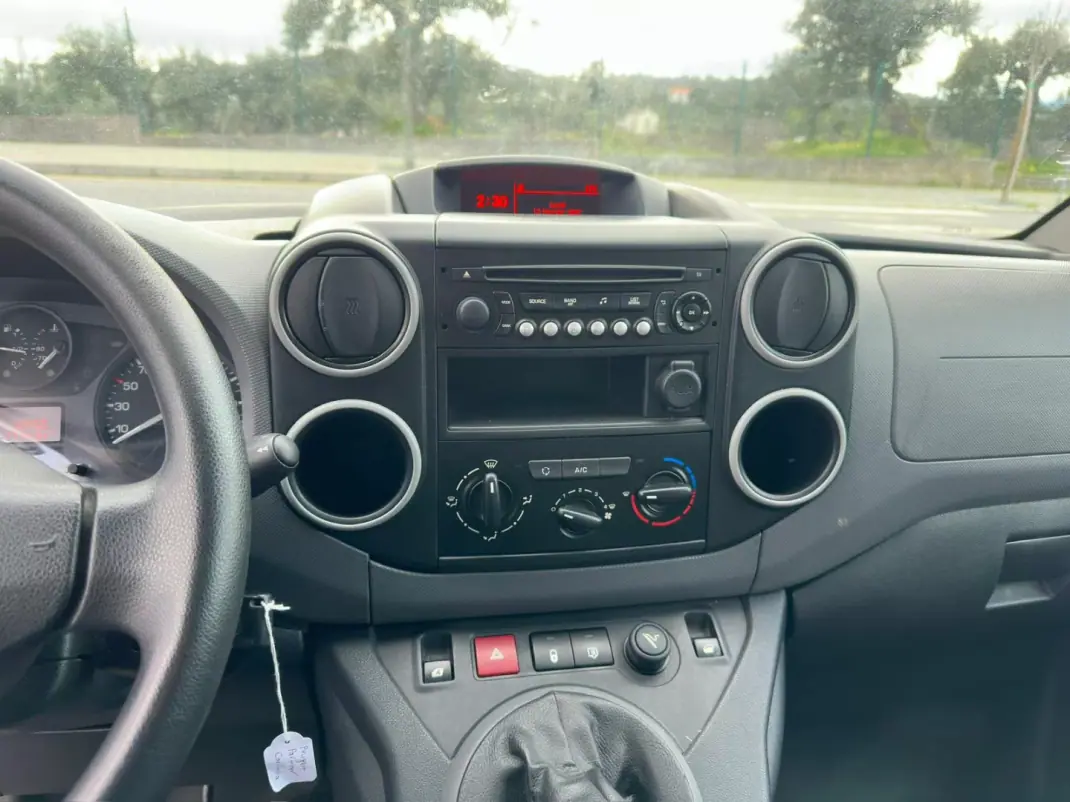 Peugeot Partner 2016 - 10900 EUR, 177432 km - AUTO.MOTO.pt - 177432km - foto 17 de 20