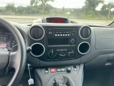 Peugeot Partner 2016 - 10900 EUR, 177432 km - AUTO.MOTO.pt - 177432km - foto 17 de 20